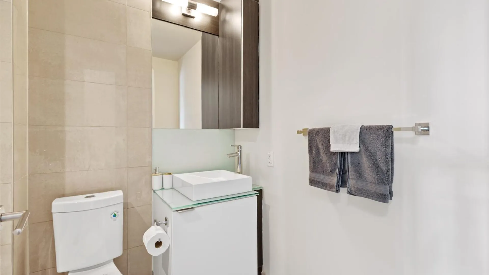 Lake Views And Rogers Centre - 4Beds - Free Parking Toronto Apartment