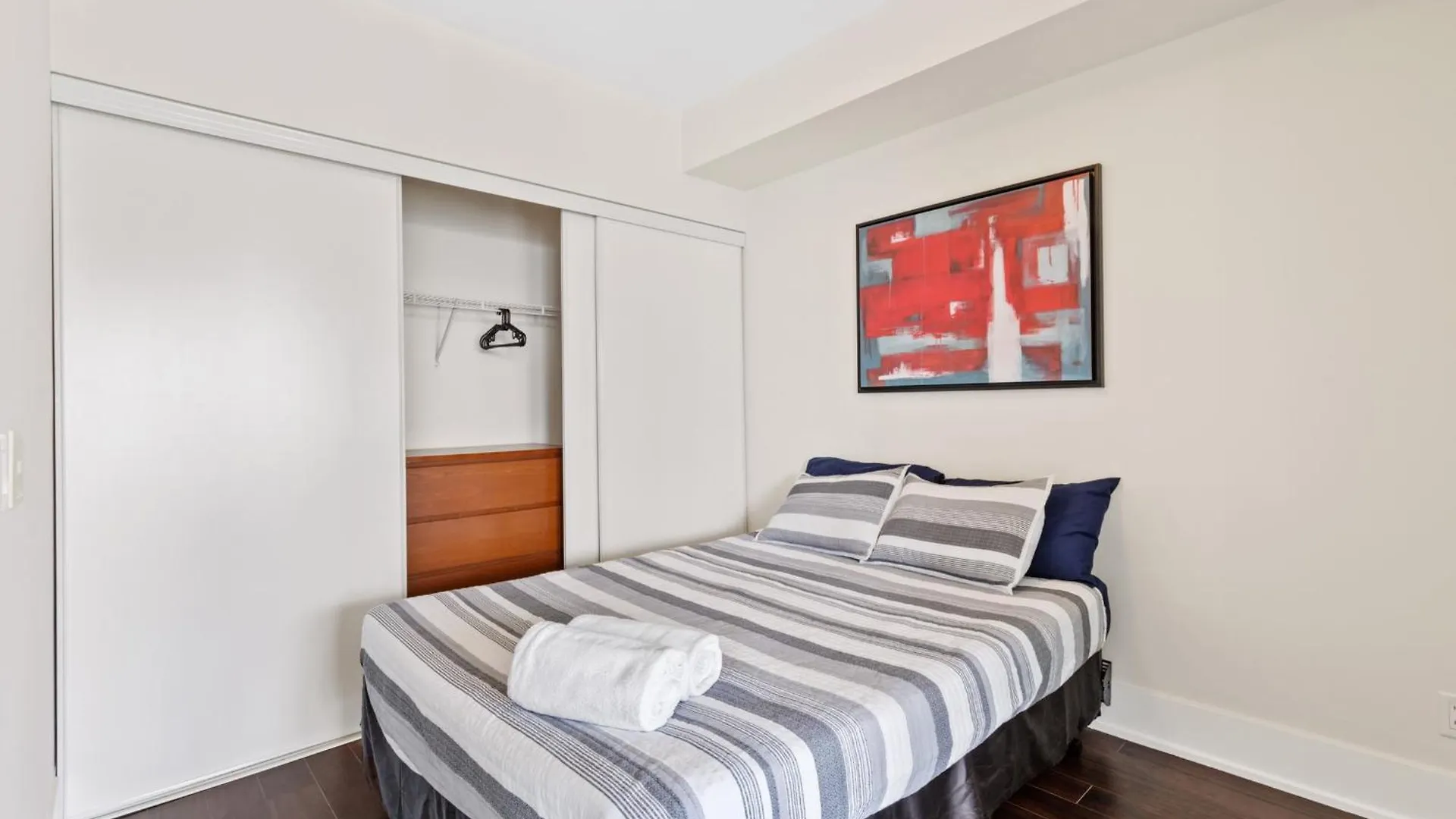 Lake Views And Rogers Centre - 4Beds - Free Parking Toronto Apartment
